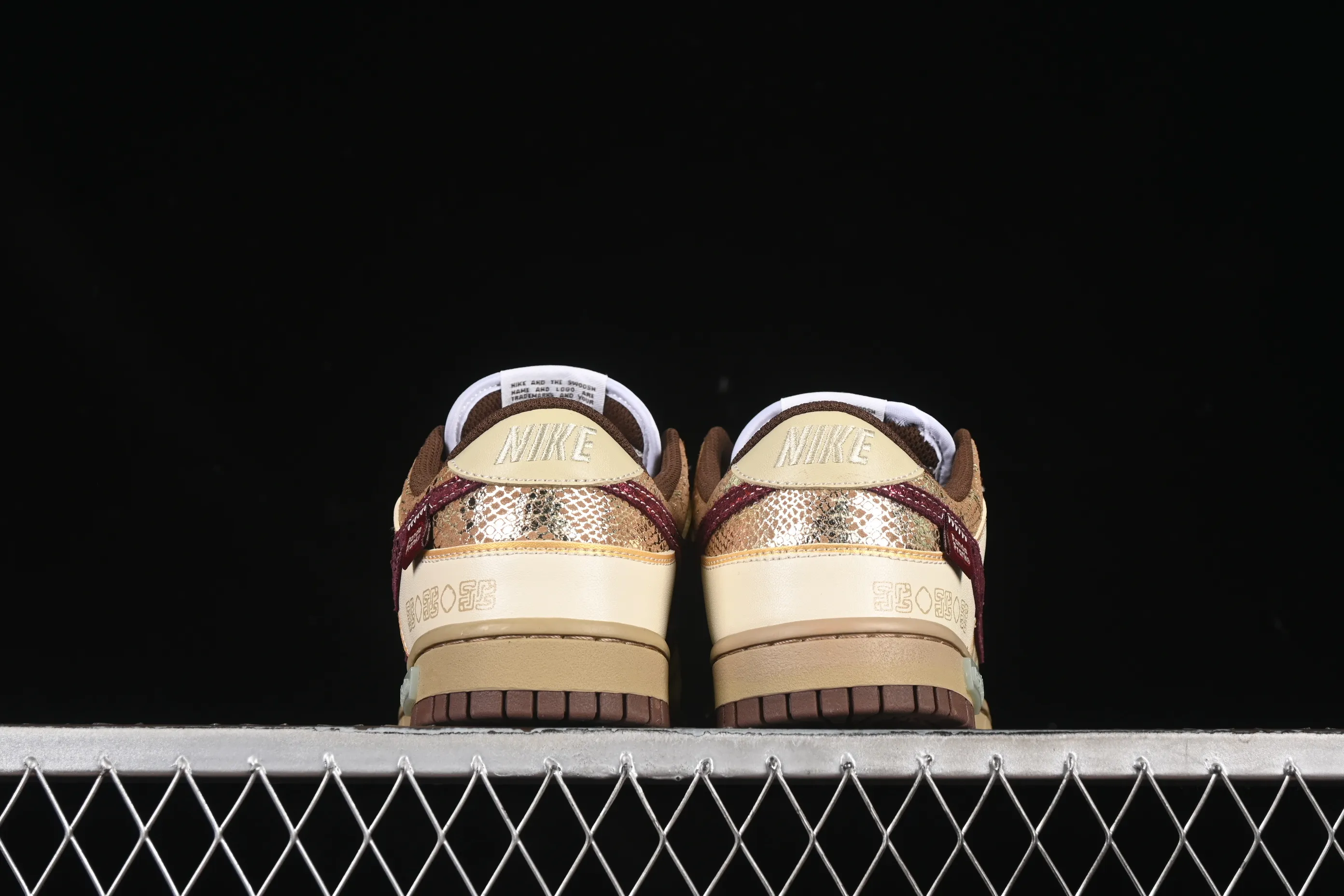 All categories Nk SB Dunk Series Nk SB Dunk Low High-end customization Low-top sneakers Nike Dunk Low "Surfaces In Brown And Sail" Panda Prank CNY Year of the Snake Shedding dust to welcome gold Golden snake holding wealth Low-top casual sneakers DD1503-124